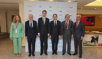 De izquierda a derecha, Pilar Santiago, socia de servicios financieros de Heidrick & Struggles, Hilario Albarracín, presidente de KPMG; Franz Heukamp, decano de IESE Business School; Jordi Gual, presidente de Caixabank; Manuel Polanco, presidente de PRISA; y Gabirel Zaballa, ‘deputy’ consejero delegado de AON España. 
 