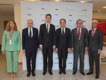 De izquierda a derecha, Pilar Santiago, socia de servicios financieros de Heidrick & Struggles, Hilario Albarracín, presidente de KPMG; Franz Heukamp, decano de IESE Business School; Jordi Gual, presidente de Caixabank; Manuel Polanco, presidente de PRISA; y Gabirel Zaballa, ‘deputy’ consejero delegado de AON España. 
 