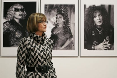 La fotoperiodista Marisa Flórez, con los retratos de Agatha Lys, Isabel Pantoja y Sara Montiel al fondo