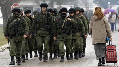 Hombres uniformados, supuestamente rusos, junto a una base militar en Perevalnoye, cerca de Simfer&oacute;pol, el viernes.