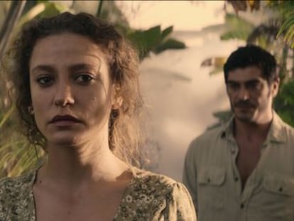 Serenay Sarikaya y Burak Deniz en una imagen de la serie 'Sahmaran'.