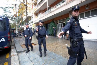 Agentes de la Policía Nacional protegen la entrada de la vivienda de Jordi Pujol en Barcelona.