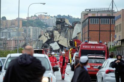 Vista de parte del puente colapsado en Génova, los alrededores han sido cortados para las labores de búsqueda y rescate tras el accidente.