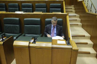 El lehendakari, Iñigo Urkullu, en su escaño del Parlamento durante el pleno de este jueves.