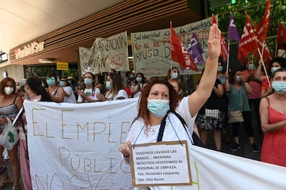 Los trabajadores del servicio de limpieza del Hospital Universitario Gregorio Marañón se concentran este jueves ante la Asamblea de Madrid en protesta por la privatización de su servicio.