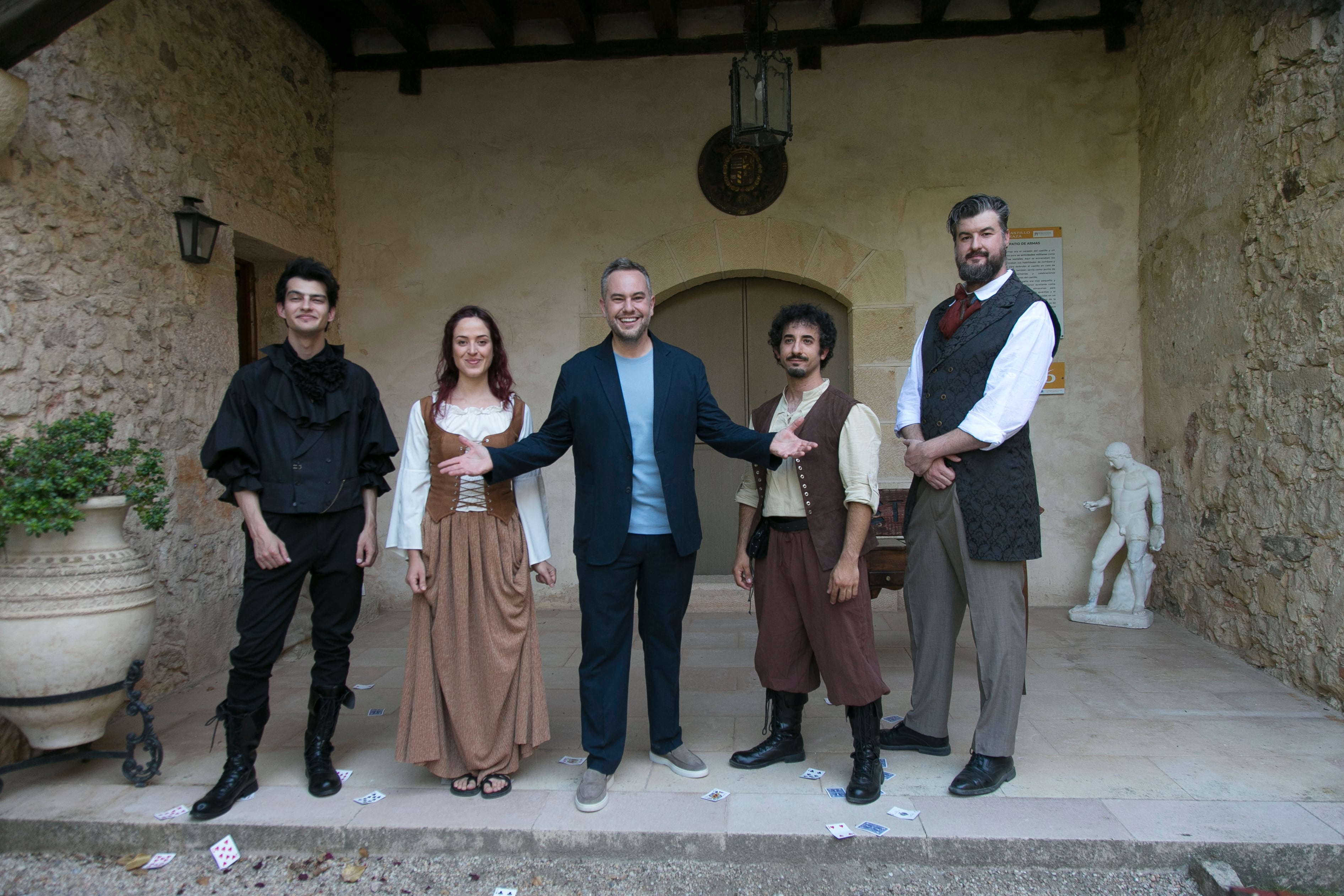 Interior del castillo de Pedraza, con el espectáculo de magia de Jorge Blass.