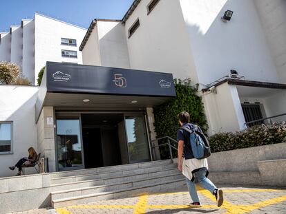 Un alumno, a las puertas del colegio mayor universitario Elías Ahuja, en Madrid, el viernes.