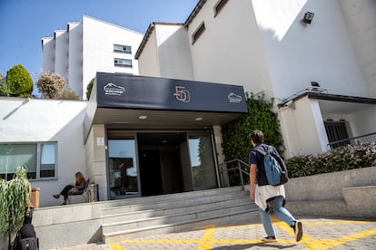 Un estudiante entra al colegio mayor universitario Elías Ahuja el día que estalló la polémica de los cánticos.