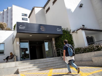 Un alumno, a las puertas del colegio mayor universitario Elías Ahuja, en Madrid, el viernes.