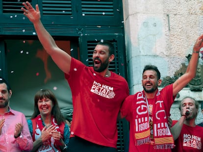 Marc Gasol y Cristhian Stuani celebran los ascensos a la máxima categoría de los equipos de baloncesto y fútbol del Girona.