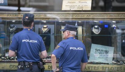 Diversos agents de Policia davant de la joieria atracada.