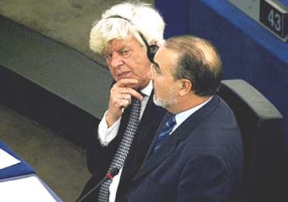 Duisenberg (izquierda), ayer en el Parlamento Europeo junto al comisario Pedro Solbes.