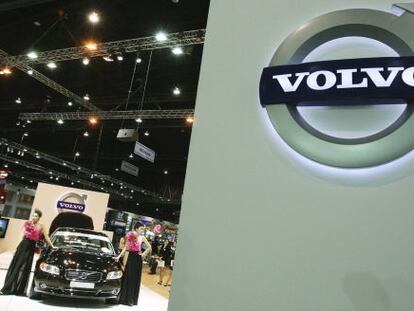 Dos modelos posan junto a un vehículo de Volvo.
