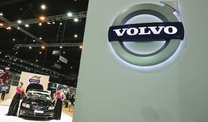 Dos modelos posan junto a un vehículo de Volvo.