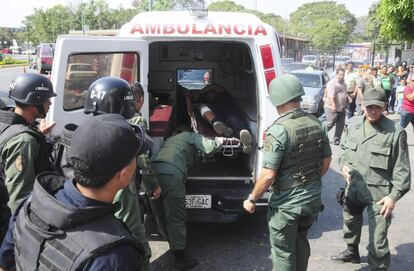 Los servicios de emergencia trasladan a un herido.