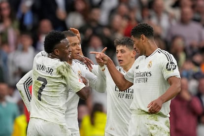 Mbappè celebra con sus compañeros su segundo gol ante el Celta.
