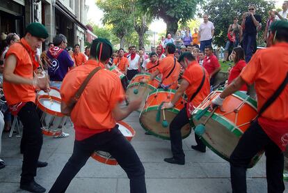 Durante la fiesta, las charangas derrochan ritmo y energía por las calles alaricanas