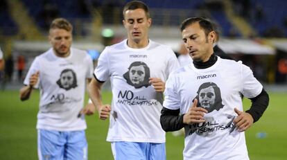 Los jugadores de la Lazio calientan con una camiseta con la cara de Ana Frank y el mensaje: &ldquo;No al antisemitismo&rdquo;