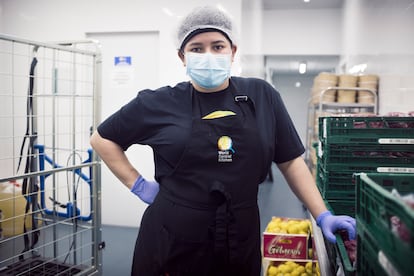 Karla Hoyos, en la cocina de Santa Eugenia (Madrid) de la ONG WCK de José Andrés.