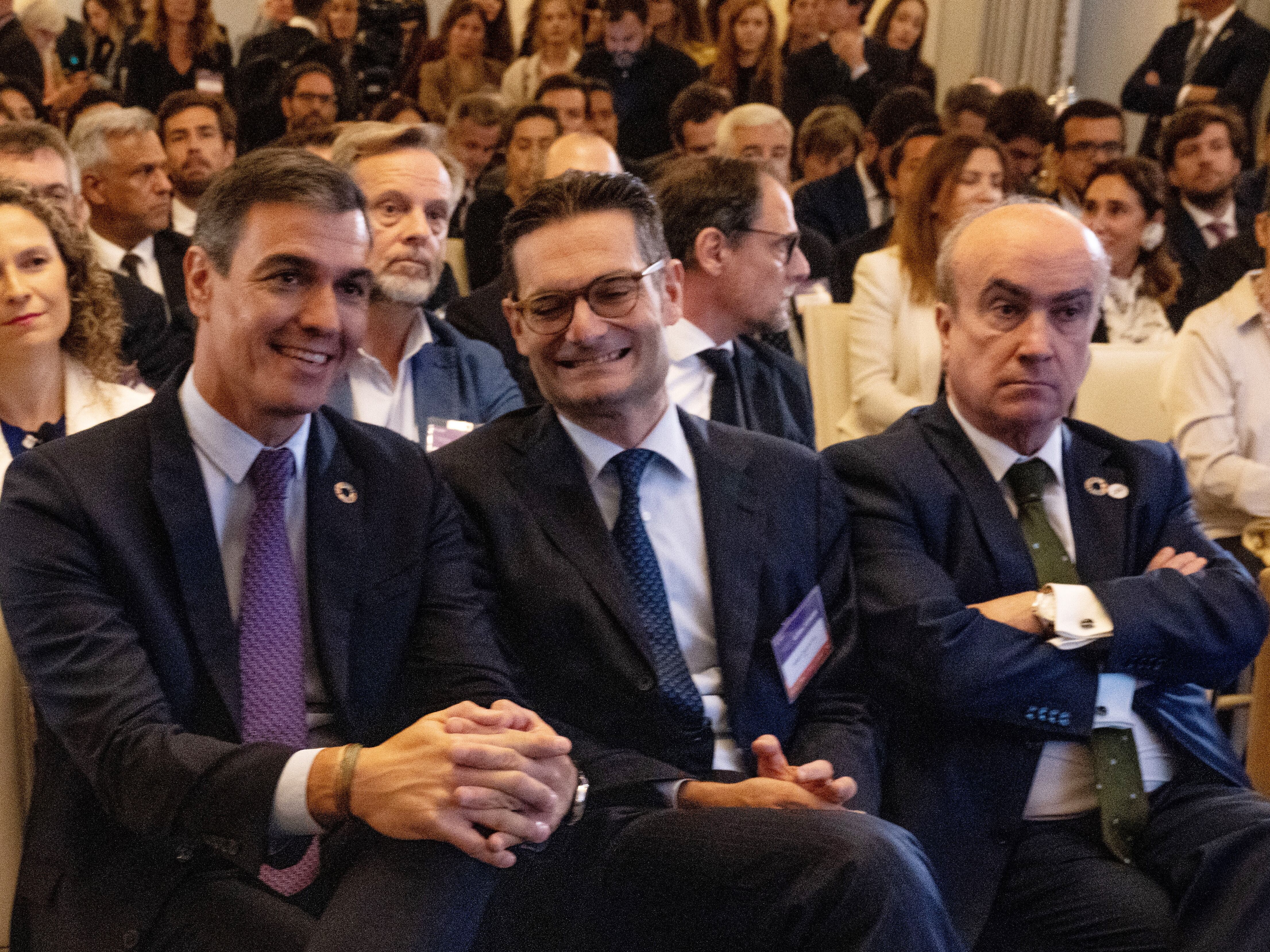 Desde la izquierda: Pedro Sánchez, presidente del Gobierno español, Joseph Oughourlian, presidente de Prisa, y Mariano Jabonero, secretario general de la OEI. 