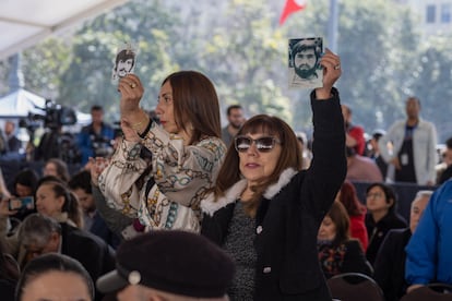 Familiares y allegados de personas desaparecidas portaban sus fotografías durante la ceremonia.