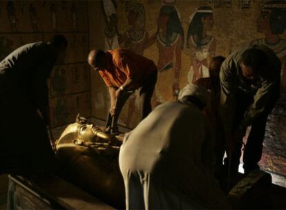 Personal encargado de los trabajos de restauración alrededor del sarcófago del faraón