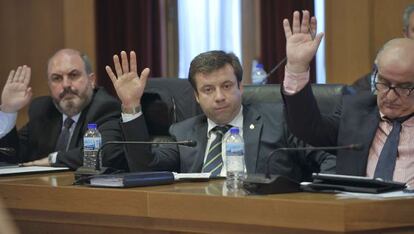 Luciano Rivero, en el centro, durante una votaci&oacute;n en un pleno de la Diputaci&oacute;n de Ourense.