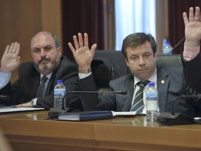 Luciano Rivero, en el centro, durante una votaci&oacute;n en un pleno de la Diputaci&oacute;n de Ourense.