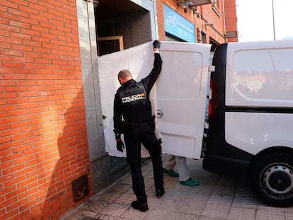 Operarios trasladan el cadáver de la menor asesinada en Oviedo, este miércoles.