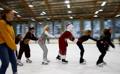 Un hombre vestido como Father Frost, el equivalente a Santa Claus, patinando en Minsk, Bielorrusia.