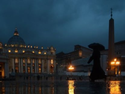 La Plaza de San Pedro, el domingo por la noche.