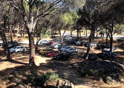 Un aparcamiento en el pantano de San Juan, el lunes pasado.