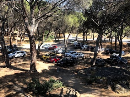 Un aparcamiento en el pantano de San Juan, el lunes pasado.