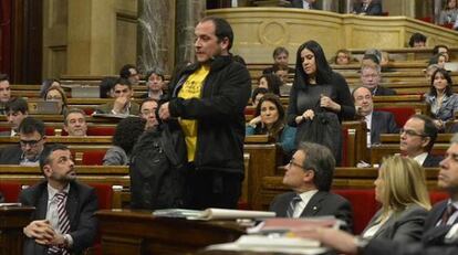 David Fernàndez de la CUP marxant del Parlament.