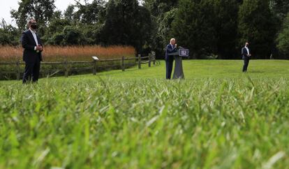 El presidente electo Joe Biden, flanqueado por agentes del servicio secreto de EE UU, habla sobre cambio climático en un discurso en el jardín del Museo de Historia Natural de Delaware en septiembre pasado.