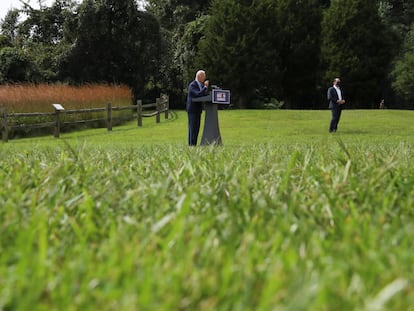 El presidente electo Joe Biden, flanqueado por agentes del servicio secreto de EE UU, habla sobre cambio climático en un discurso en el jardín del Museo de Historia Natural de Delaware en septiembre pasado.