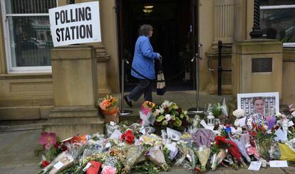 Flores em homenagem a Jo Cox em frente a um centro eleitoral em Batley.