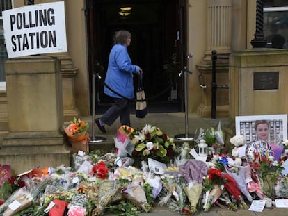 Flores em homenagem a Jo Cox em frente a um centro eleitoral em Batley.