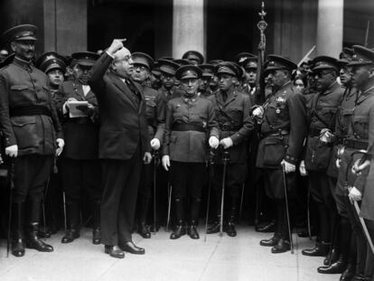 Manuel Azaña, cuando desempeñaba el cargo de ministro de la Guerra, pronuncia un discurso en la Academia militar de Toledo, el 7 de octubre de 1931. A la izquierda, el general Queipo de Llano, uno de los golpistas de 1936.