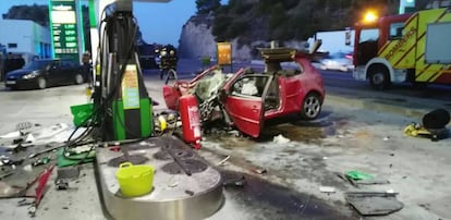 Automóvil en el que Víctor Llorens se llevó a Andrea Carballo, tras estrellarse contra una gasolinera de Benicàssim.