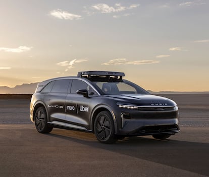 Imagen de un Lucid Gravity con el equipamiento de Nuro y la marca de Uber.