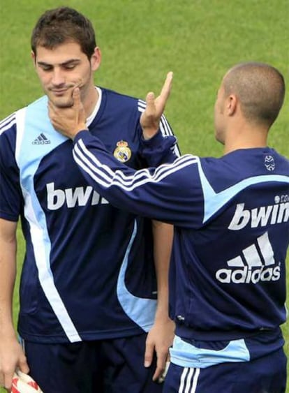 Casillas y Cannavaro bromean en un entrenamiento