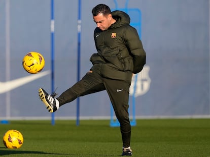 Xavi, durante el entrenamiento del equipo azulgrana para preparar el partido de LaLiga ante el Alavés.