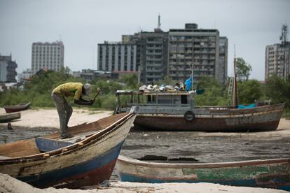 Muchas embarcaciones fueron destruidas por la furia del viento, que alcanzó velocidades de casi 200 kilómetros a la hora, y los marineros trabajan un año después en su rehabilitación.