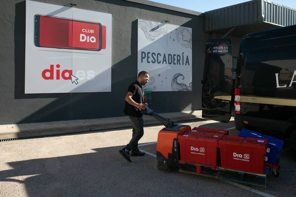 Los trabajadores de La Exclusiva recogen en un Dia de Soria los pedidos para sus clientes.