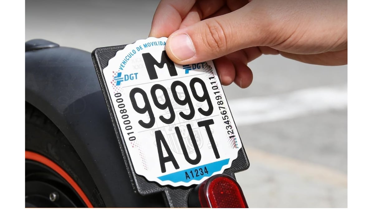 Esta placa identificativa para patinetes es resistente y fácil de poner.