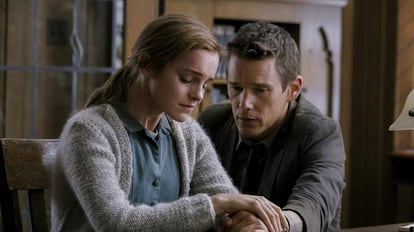 Emma Watson, uma das vítimas da manipulação de vídeos, com Ethan Hawke em um fotograma do filme ‘Regressão’, de Alejandro Amenabar.