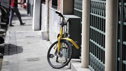 Una bicicleta aparcada en la acera en el centro de Madrid.