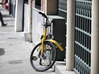 Una bicicleta aparcada en la acera en el centro de Madrid.