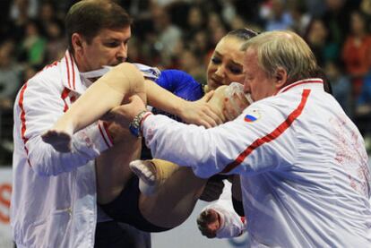 Dos técnicos rusos retiran a Mustafina tras lesionarse en el Europeo de Berlín.